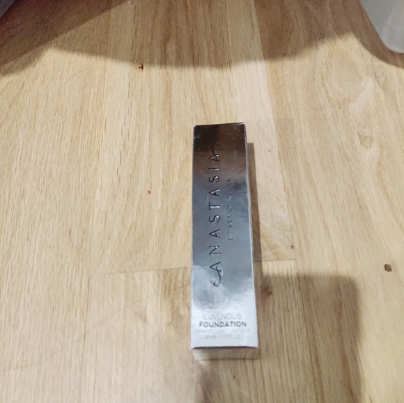 NWB Anastasia Beverly natural finish luminous foundation - Picture 2 of 3